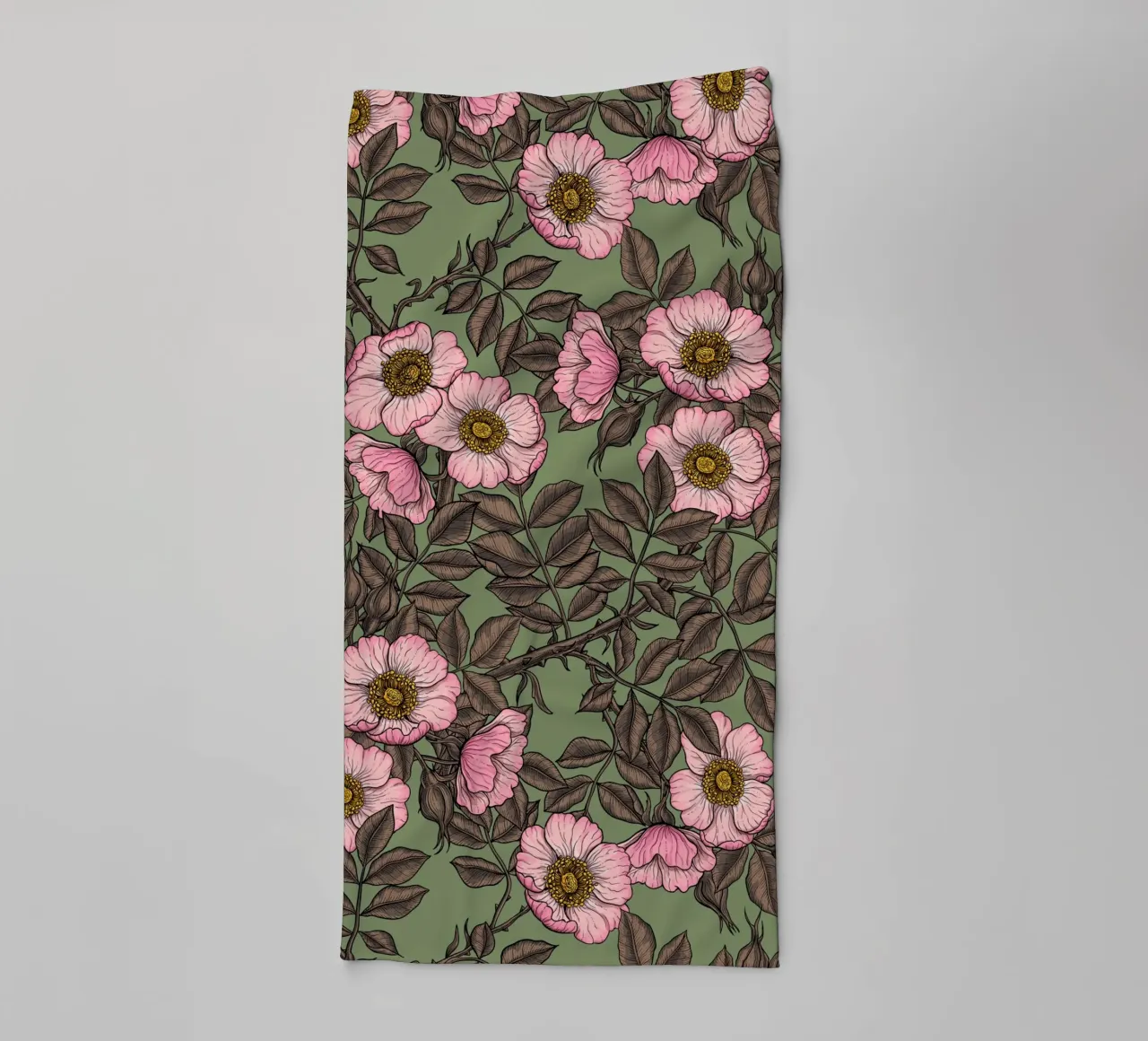 Hondsroos in bloei op saliegroen badhanddoek van Painted Nature