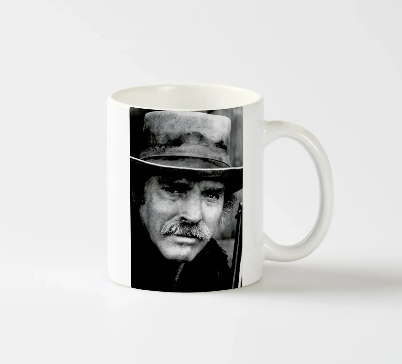 Actor Burt Lancaster, 1972 tazza in ceramica da Gallery Print and Art Limited