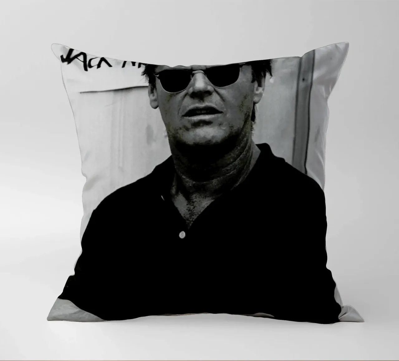 Jack Nicholson in Sunglasses cuscino da Gallery Print and Art Limited