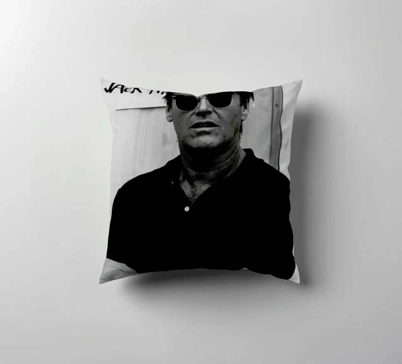 Jack Nicholson in Sunglasses cuscino da Gallery Print and Art Limited