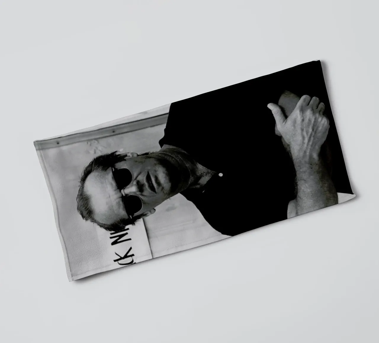 Jack Nicholson in Sunglasses asciugamano da bagno da Gallery Print and Art Limited