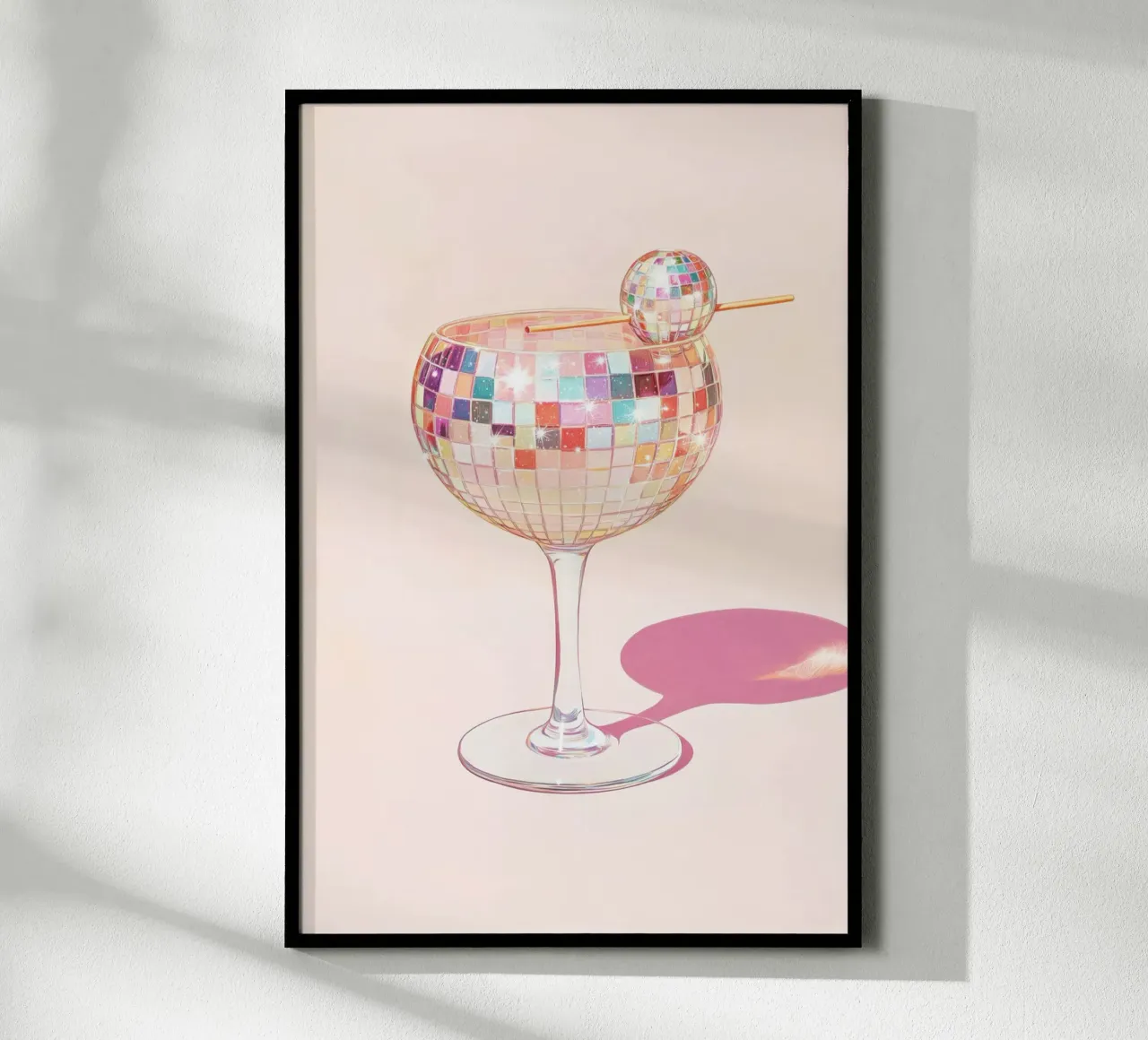 Bicchiere da cocktail con palla da discoteca colorata poster con telaio in plastica da Melloi Art Print