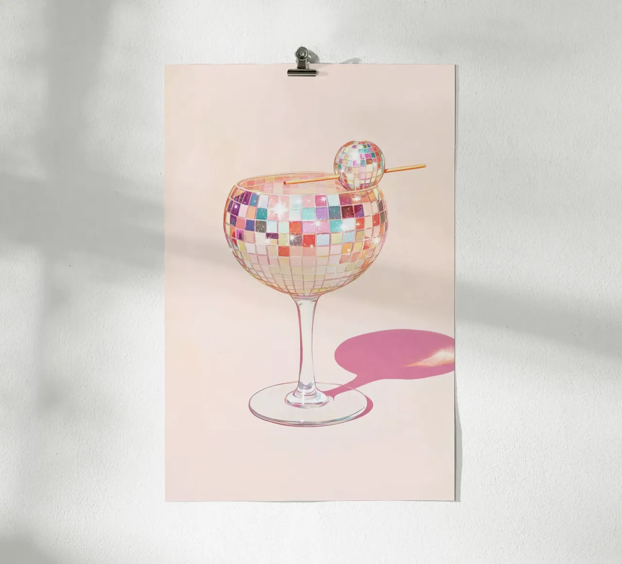 Bicchiere da cocktail con palla da discoteca colorata poster con telaio in plastica da Melloi Art Print