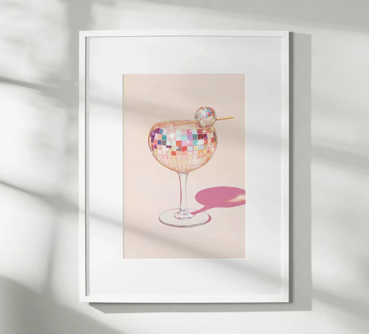 Bicchiere da cocktail con palla da discoteca colorata poster con telaio in plastica da Melloi Art Print