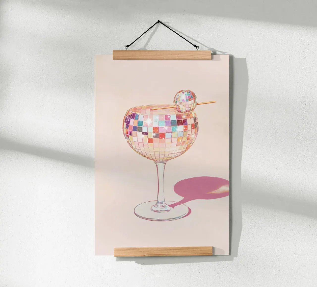 Bicchiere da cocktail con palla da discoteca colorata poster con telaio in plastica da Melloi Art Print