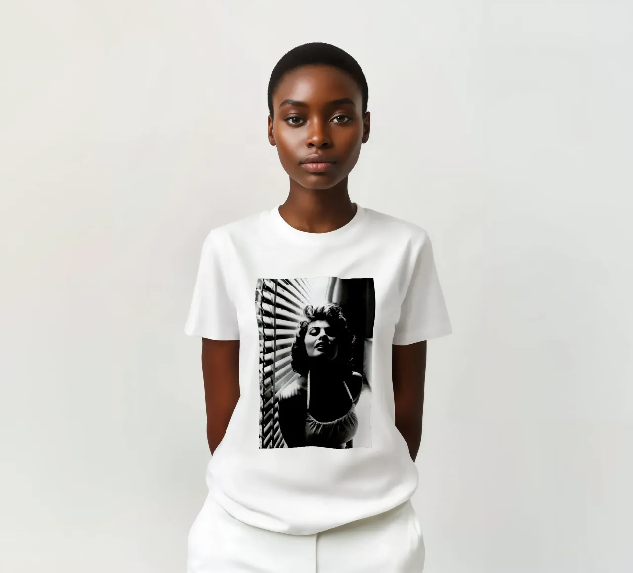 Sophia Loren Portrait T-Shirt von Gallery Print and Art Limited