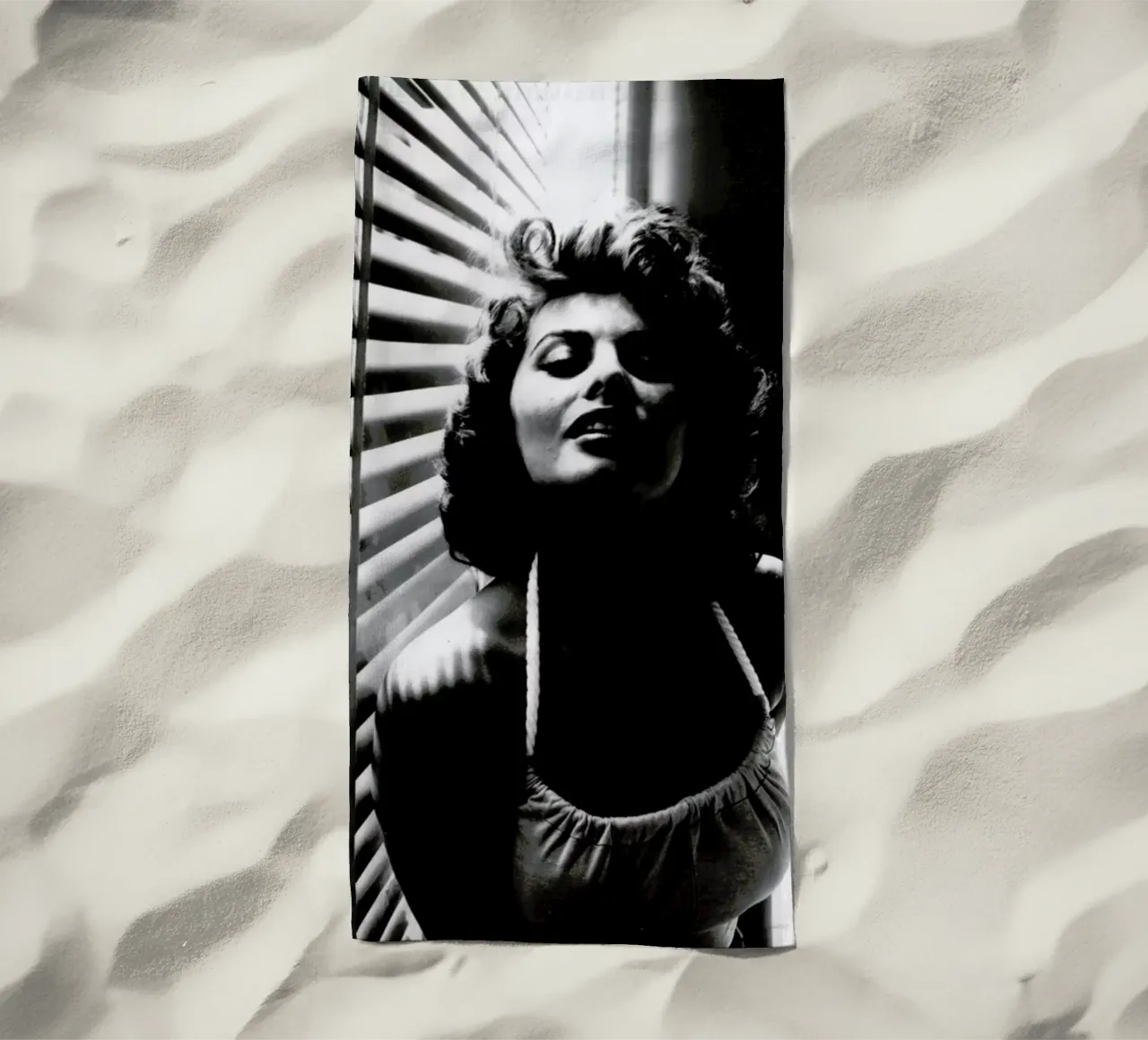 Sophia Loren Portrait telo mare da Gallery Print and Art Limited