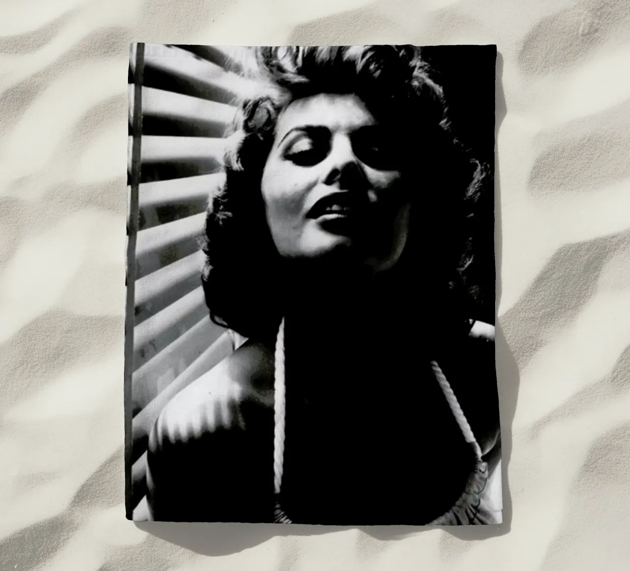 Sophia Loren Portrait telo mare da Gallery Print and Art Limited
