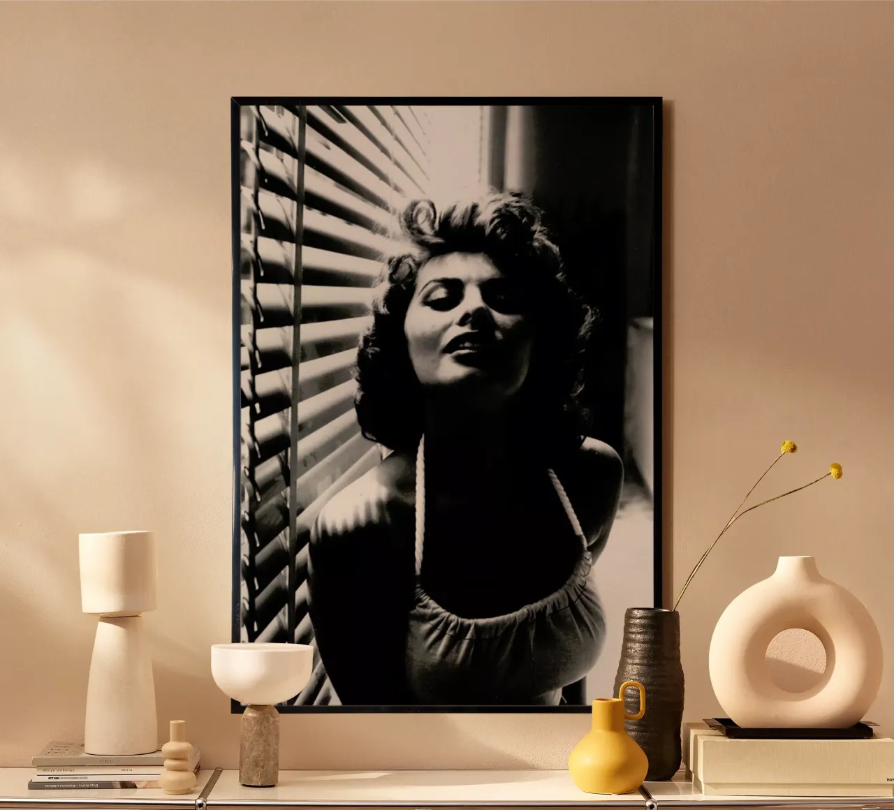 Sophia Loren Portrait poster con telaio in legno da Gallery Print and Art Limited