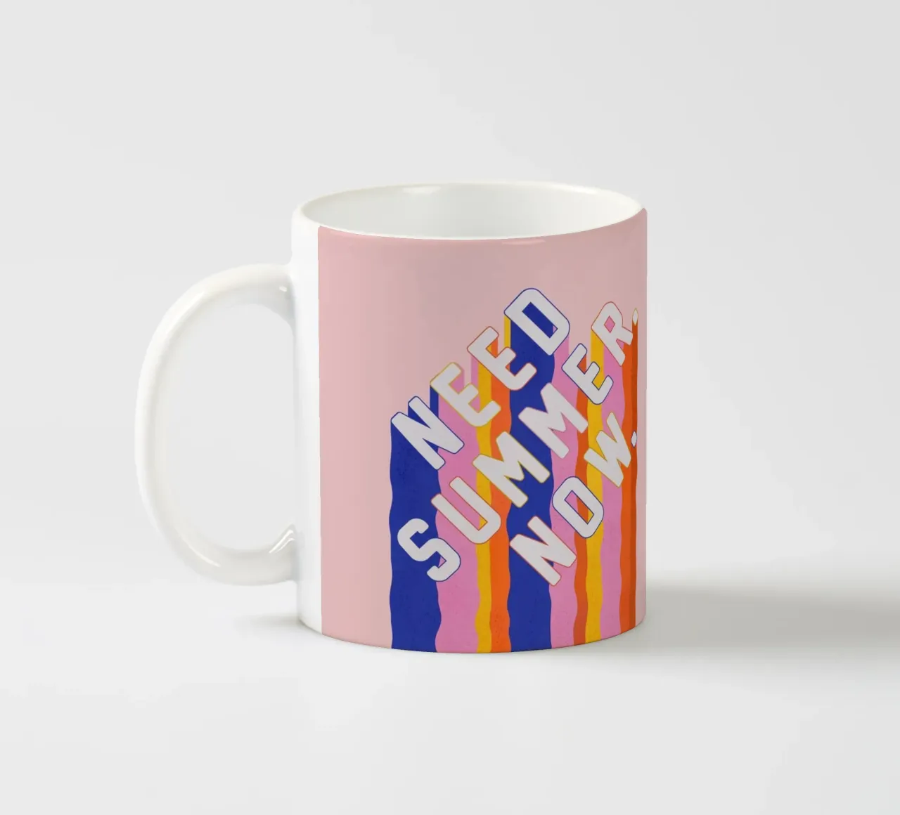 Retro "Need Summer Now" Typografie Kunstdruk - Kleurrijk keramische mok van showmemars
