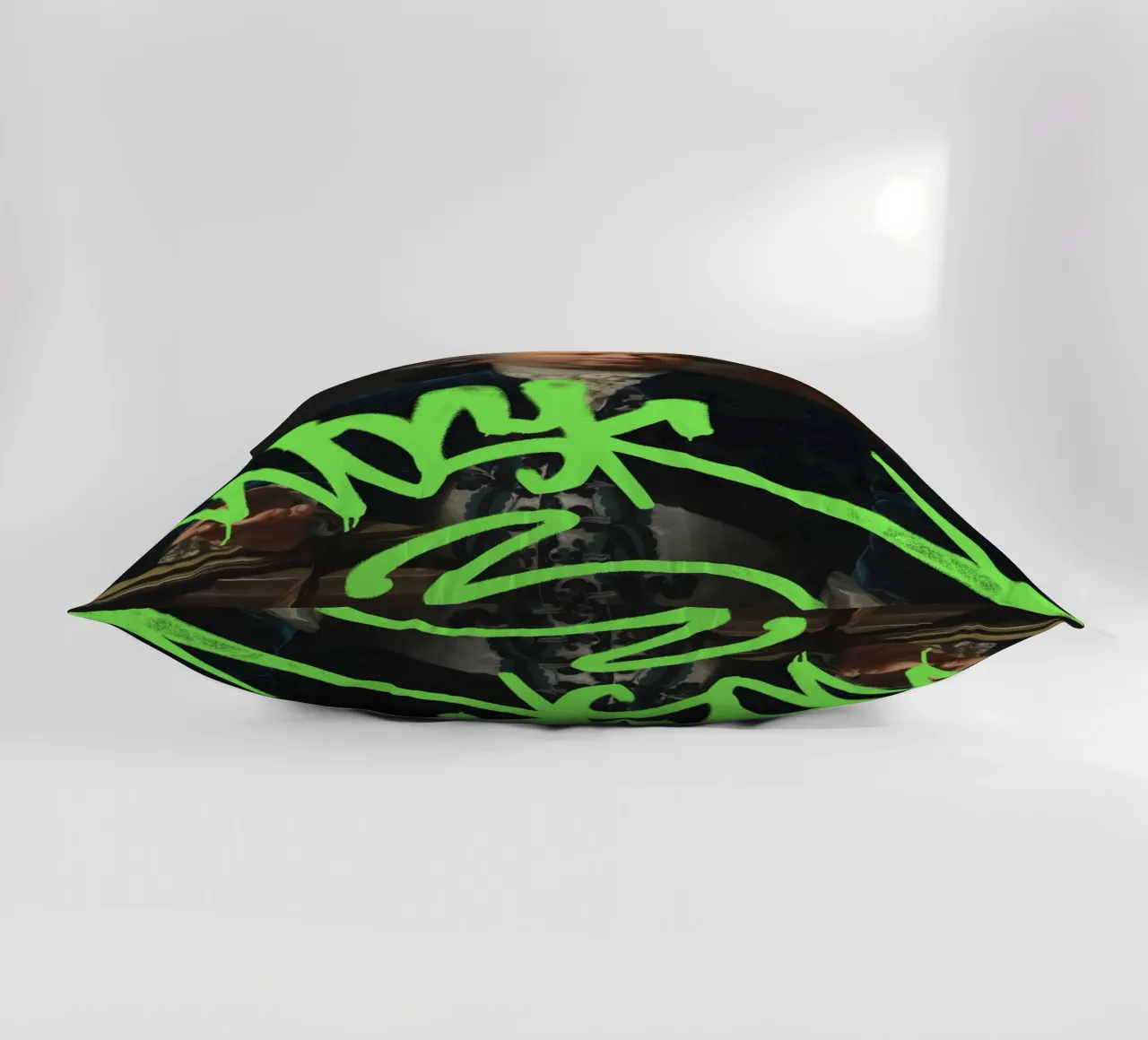 Etichetta verde neon su ritratto classico cuscino da Vintagrafica