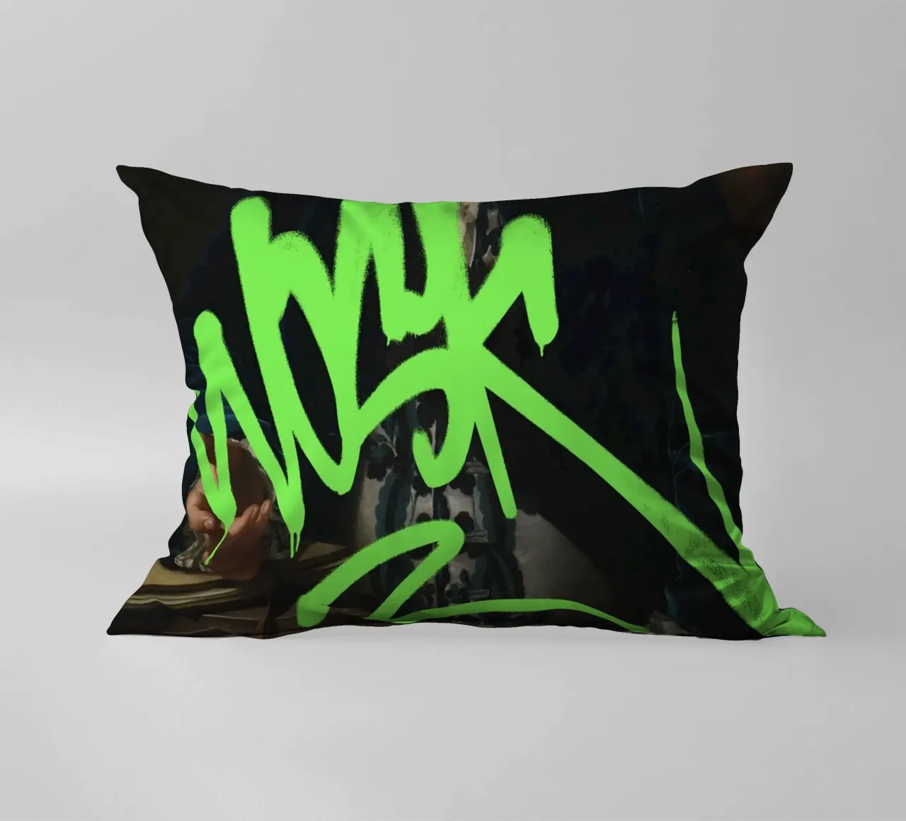 Etichetta verde neon su ritratto classico cuscino da Vintagrafica