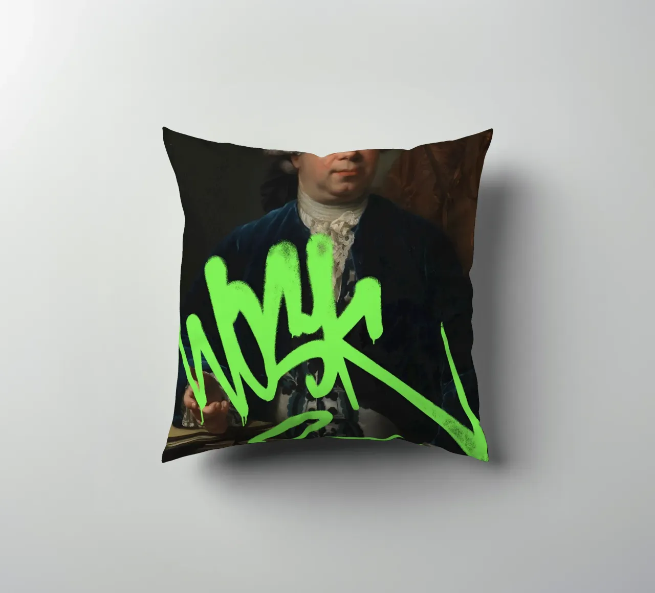 Etichetta verde neon su ritratto classico cuscino da Vintagrafica
