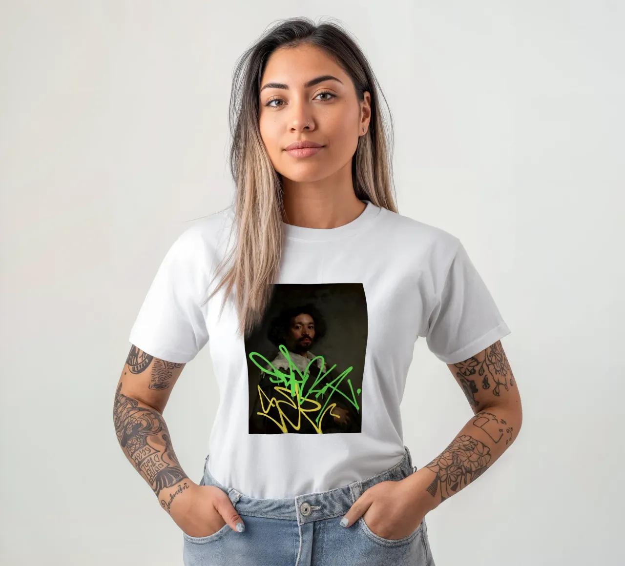 Tag graffiti gialli e verdi su un ritratto retrò t-shirt da Vintagrafica