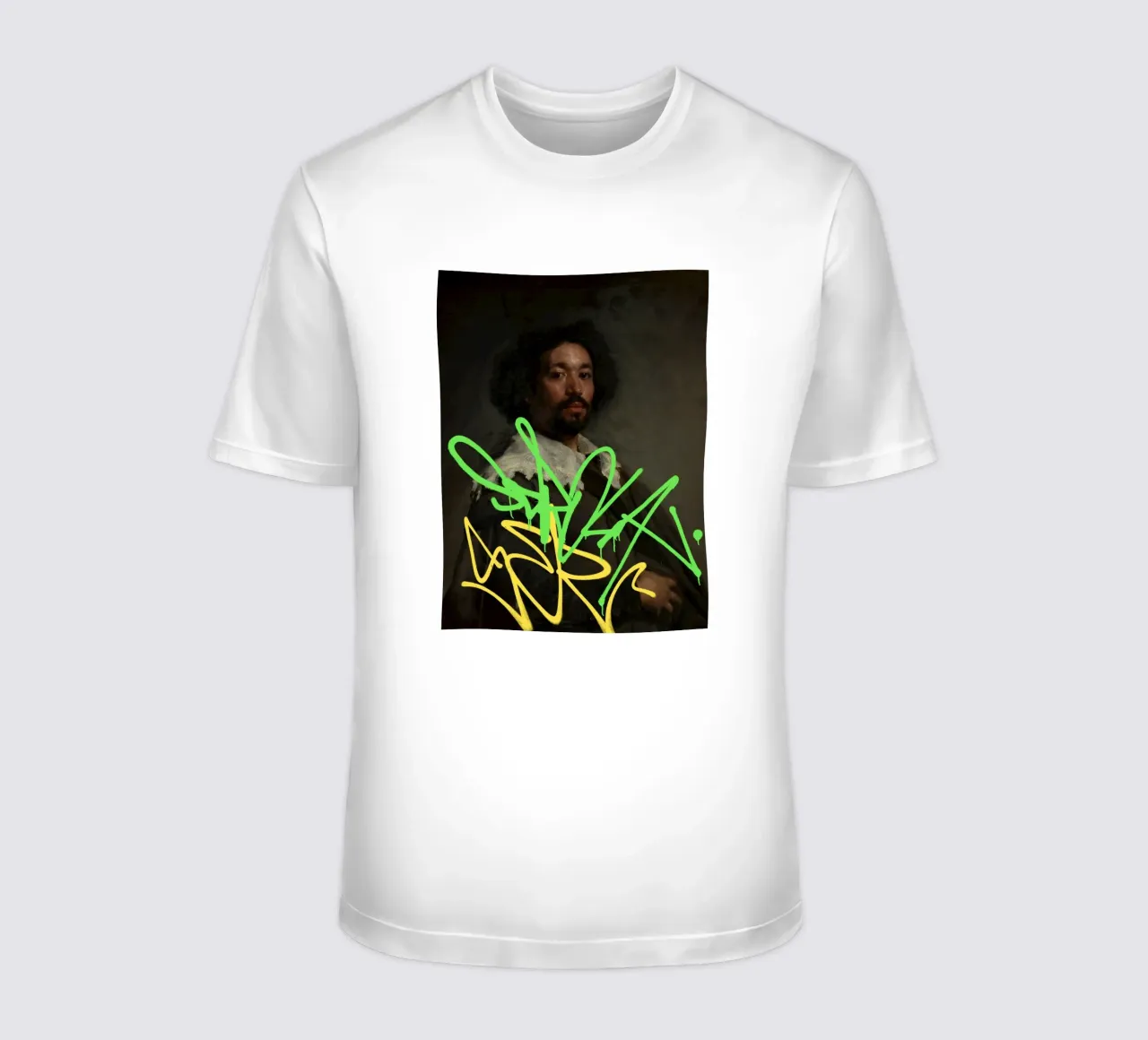 Tag graffiti gialli e verdi su un ritratto retrò t-shirt da Vintagrafica