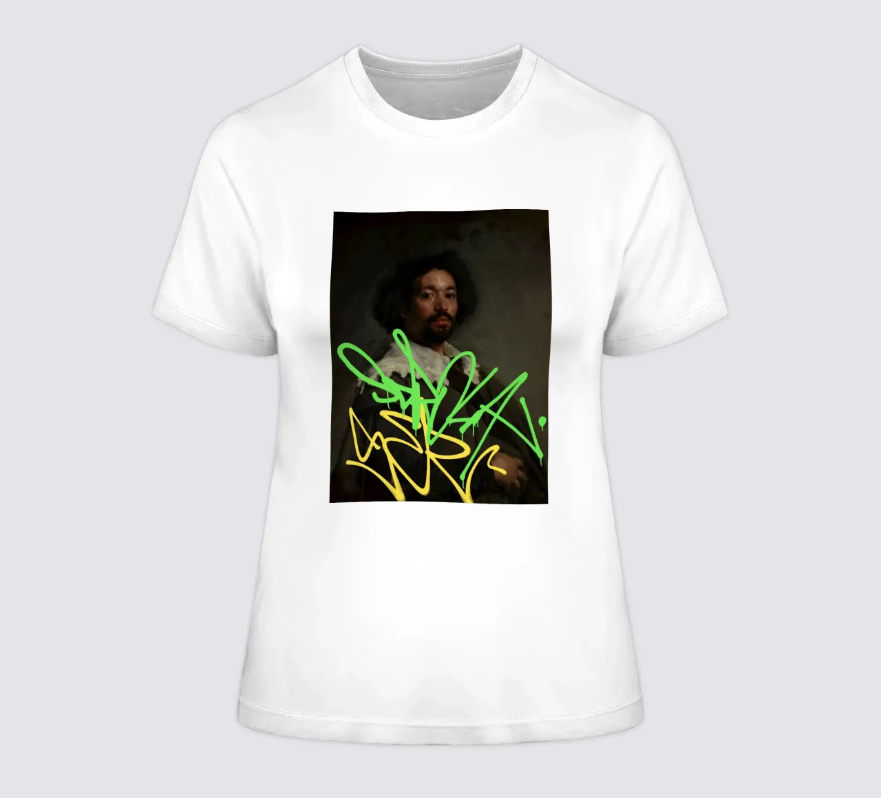 Tag graffiti gialli e verdi su un ritratto retrò t-shirt da donna da Vintagrafica