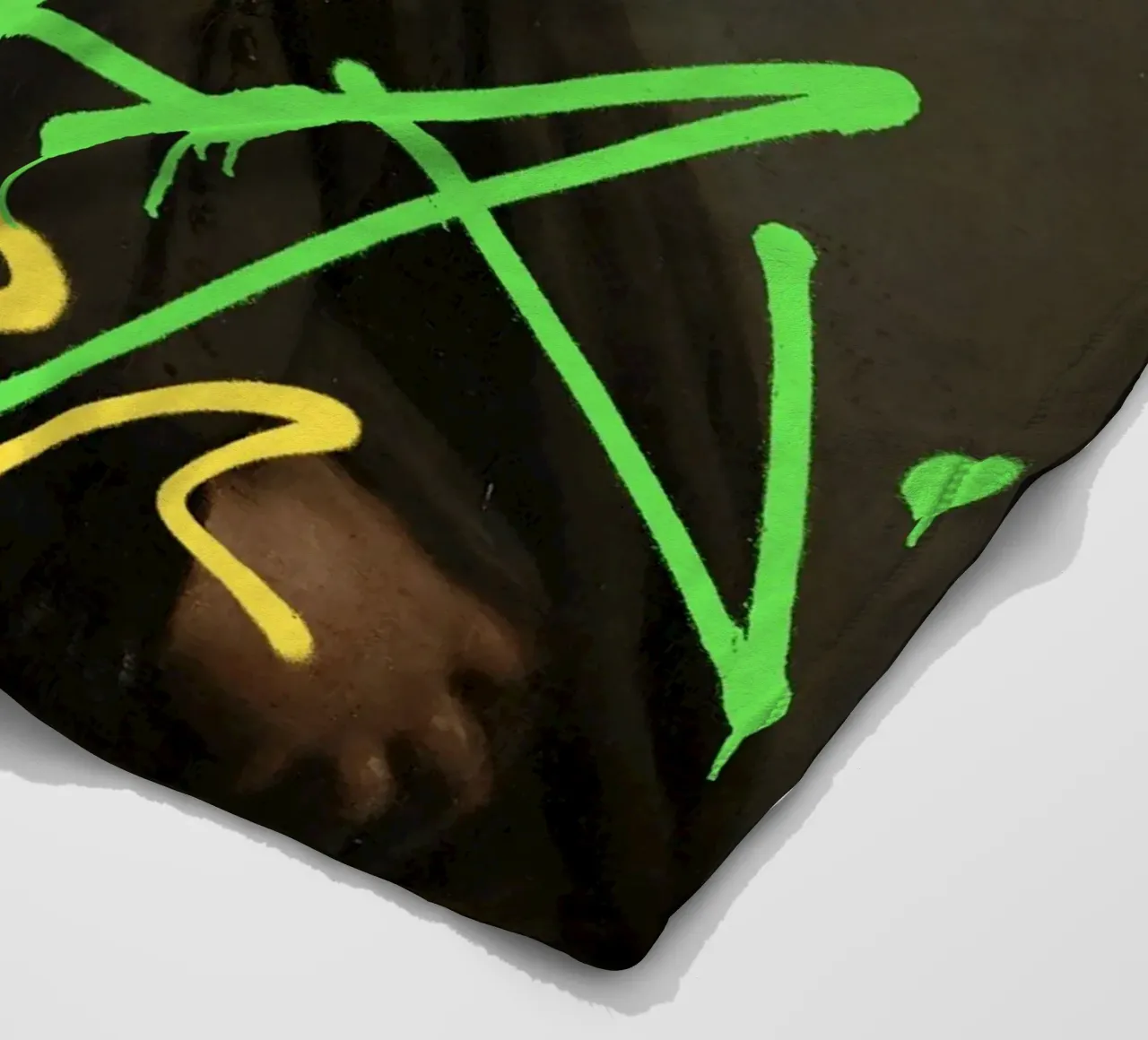 Tag graffiti gialli e verdi su un ritratto retrò coperta in pile da Vintagrafica