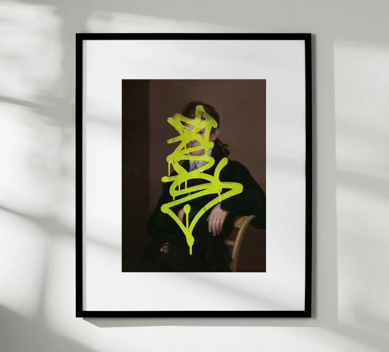 Graffiti gialli su ritratto d'epoca poster con telaio in alluminio da Vintagrafica