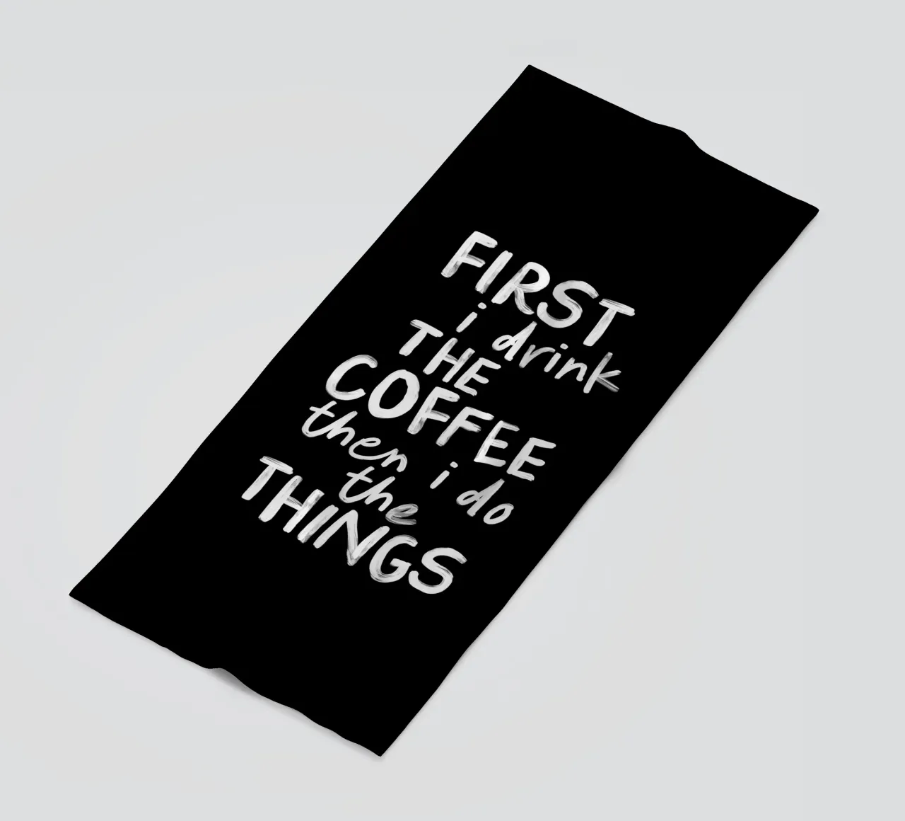 Erst trinke ich den Kaffee, dann mache ich die Dinge Küchenausstattung Strandtuch von THE MOTIVATED TYPE