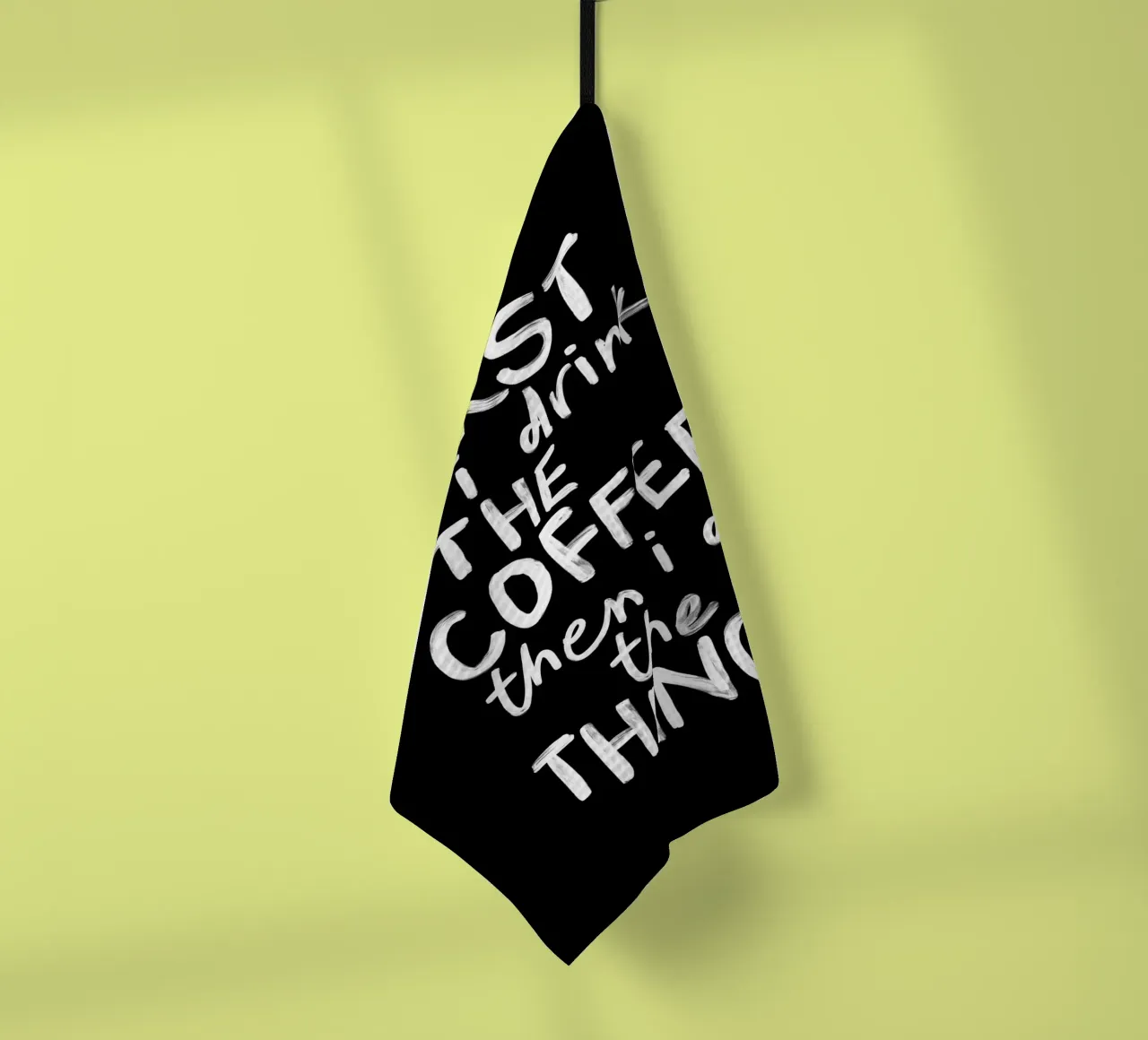 Erst trinke ich den Kaffee, dann mache ich die Dinge Küchenausstattung Geschirrtuch von THE MOTIVATED TYPE