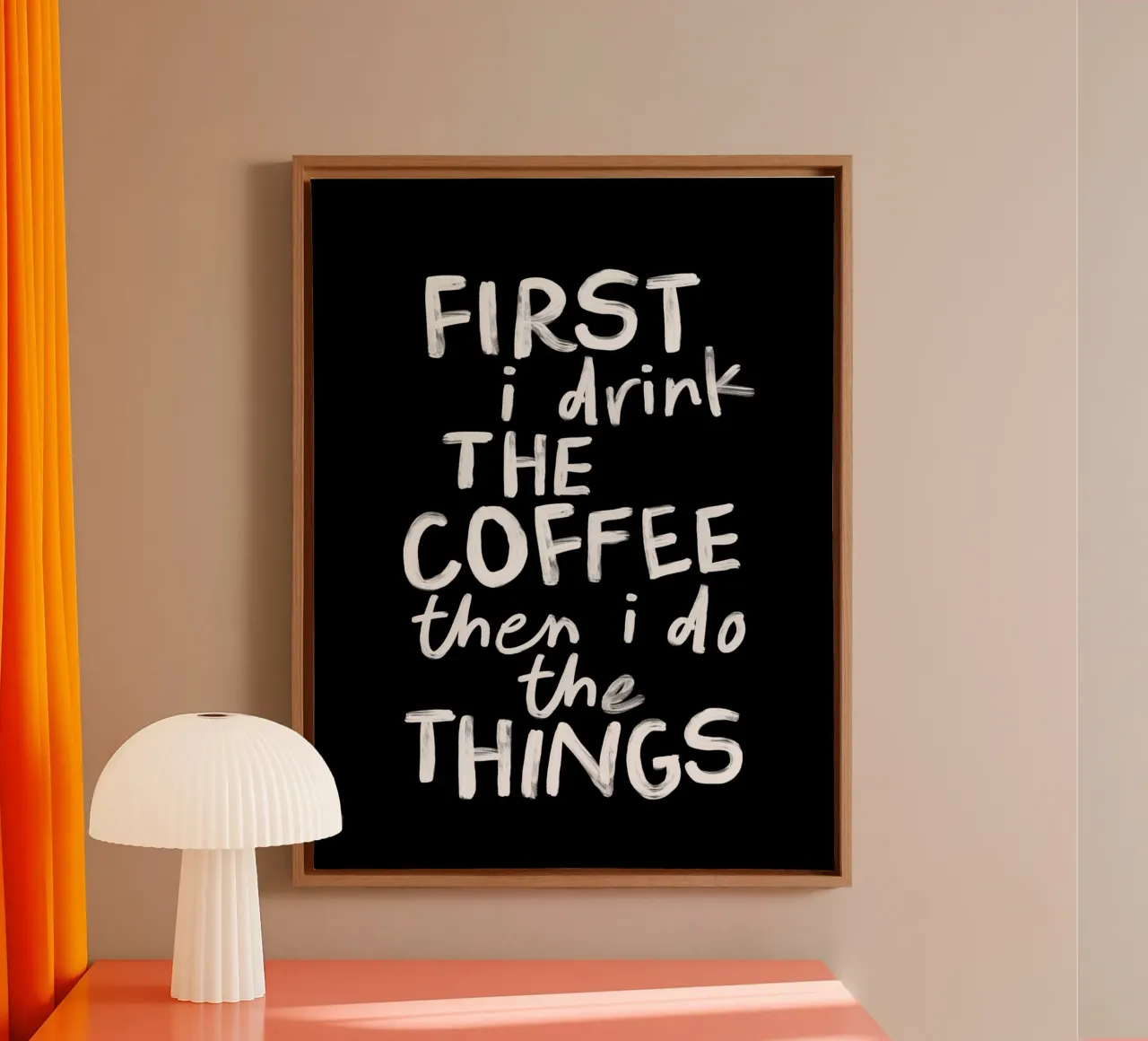 Erst trinke ich den Kaffee, dann mache ich die Dinge Küchenausstattung Leinwand mit Schattenfugenrahmen von THE MOTIVATED TYPE