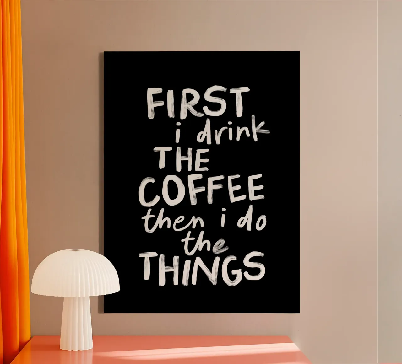 Erst trinke ich den Kaffee, dann mache ich die Dinge Küchenausstattung Leinwand mit Schattenfugenrahmen von THE MOTIVATED TYPE