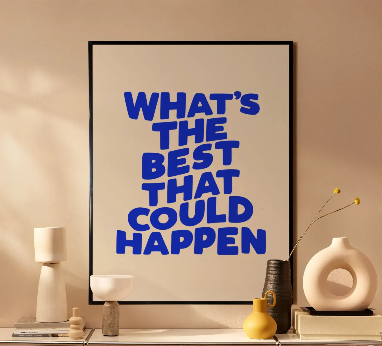 Qual è il meglio che possa accadere Citazione ottimistica in blu poster con telaio in legno da THE MOTIVATED TYPE
