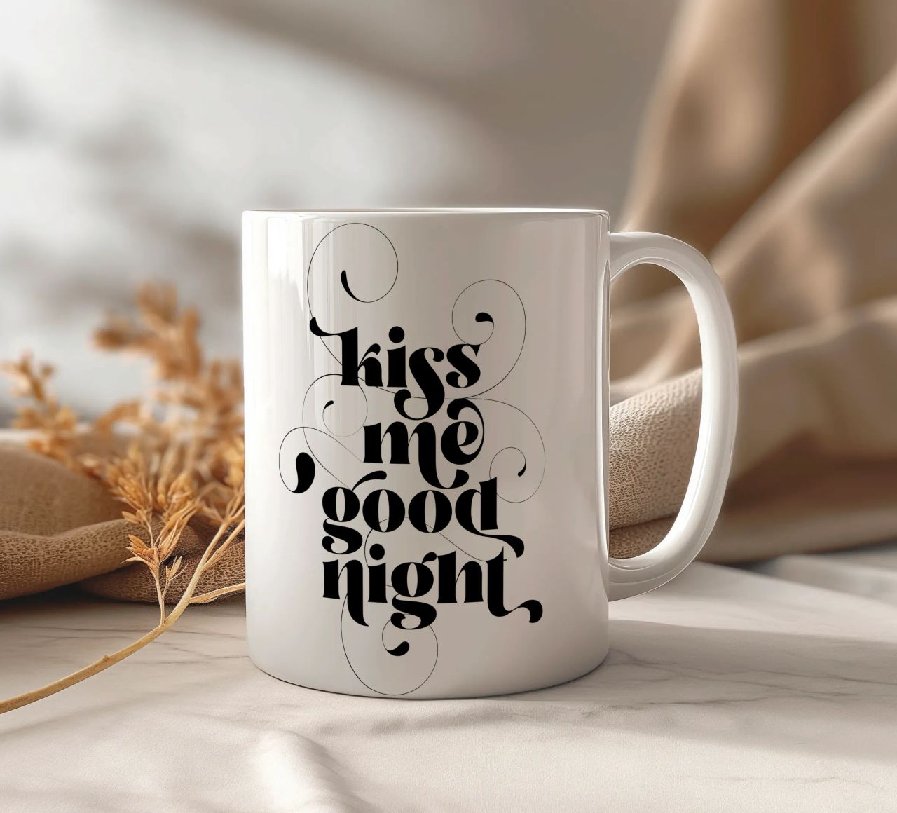Bianco e nero 'Baciami la notte' tazza in ceramica da Dominique Vari Words