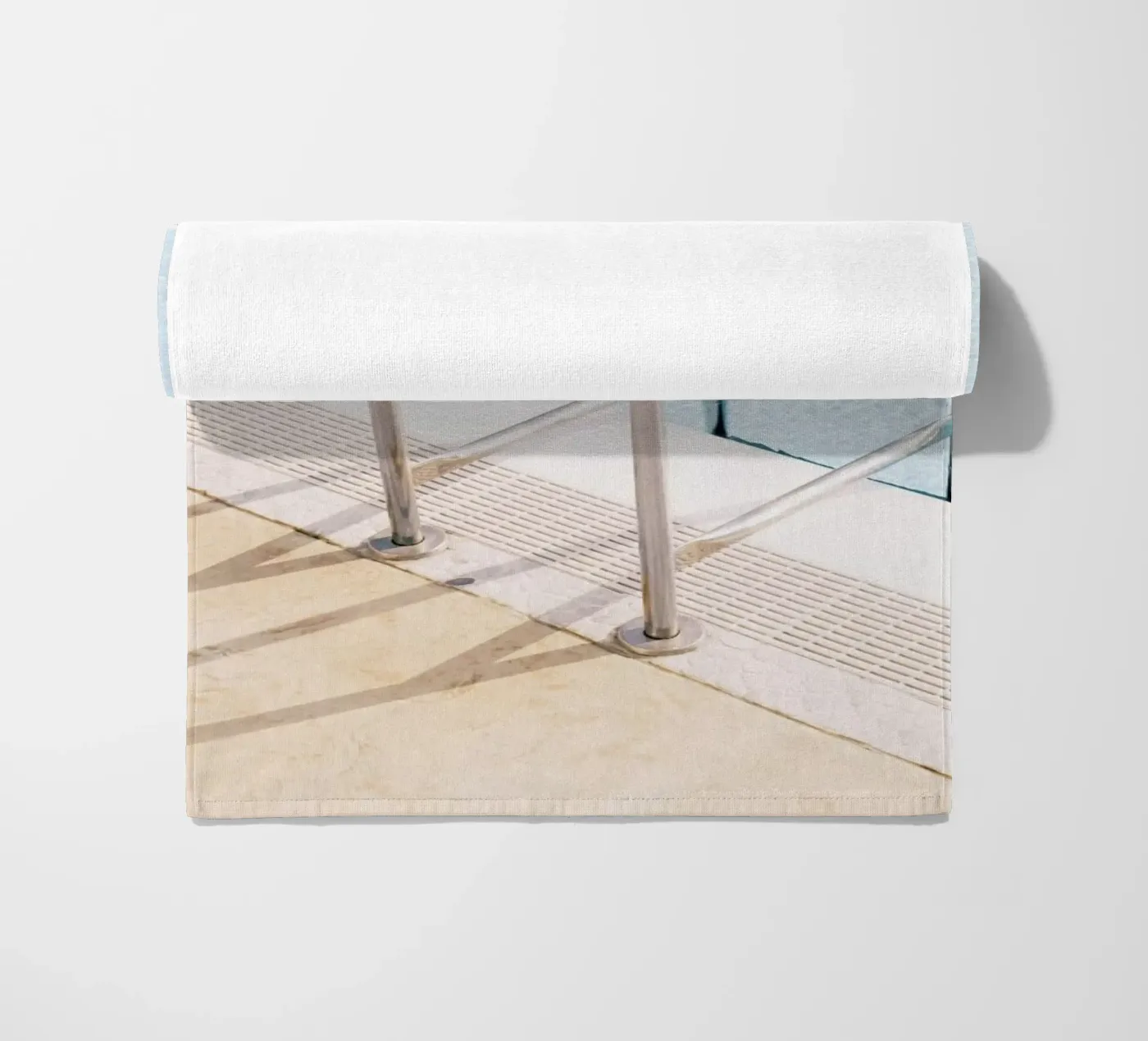 Poolside Strandtuch von Picture On The Fridge