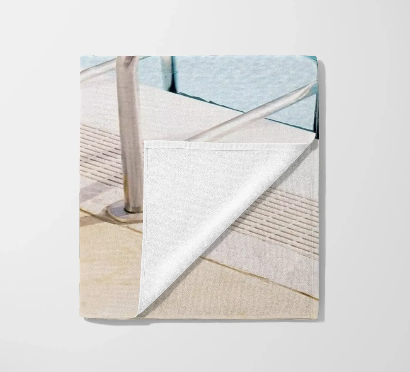 Poolside Strandtuch von Picture On The Fridge