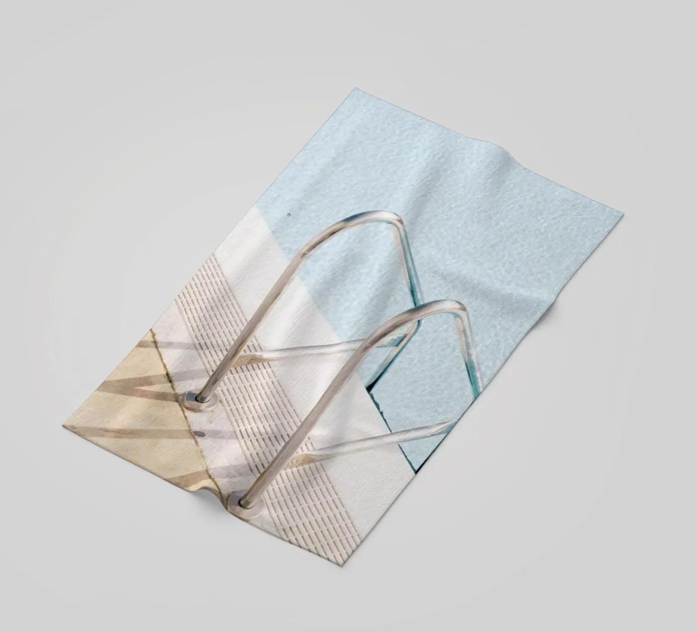 Poolside Strandtuch von Picture On The Fridge