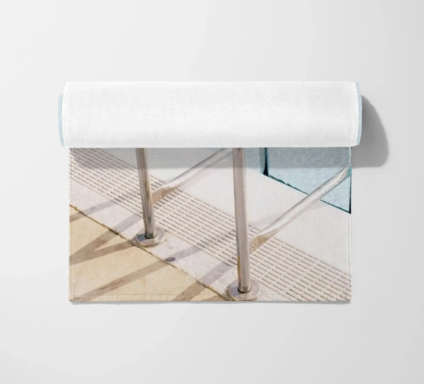 Poolside Strandtuch von Picture On The Fridge