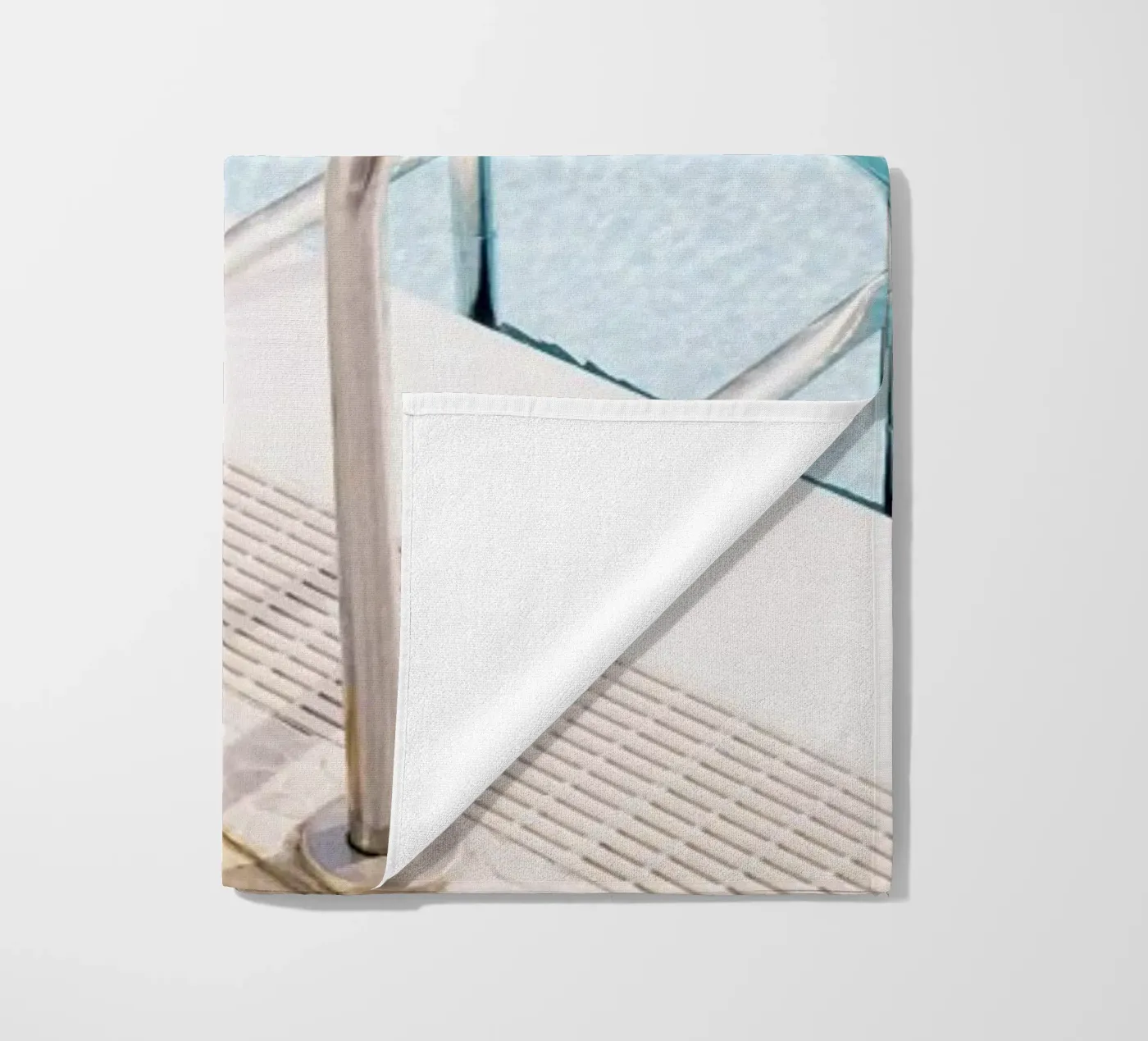 Poolside Strandtuch von Picture On The Fridge