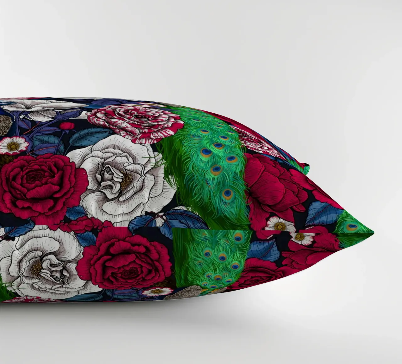 Pavoni nel roseto cuscino da Painted Nature