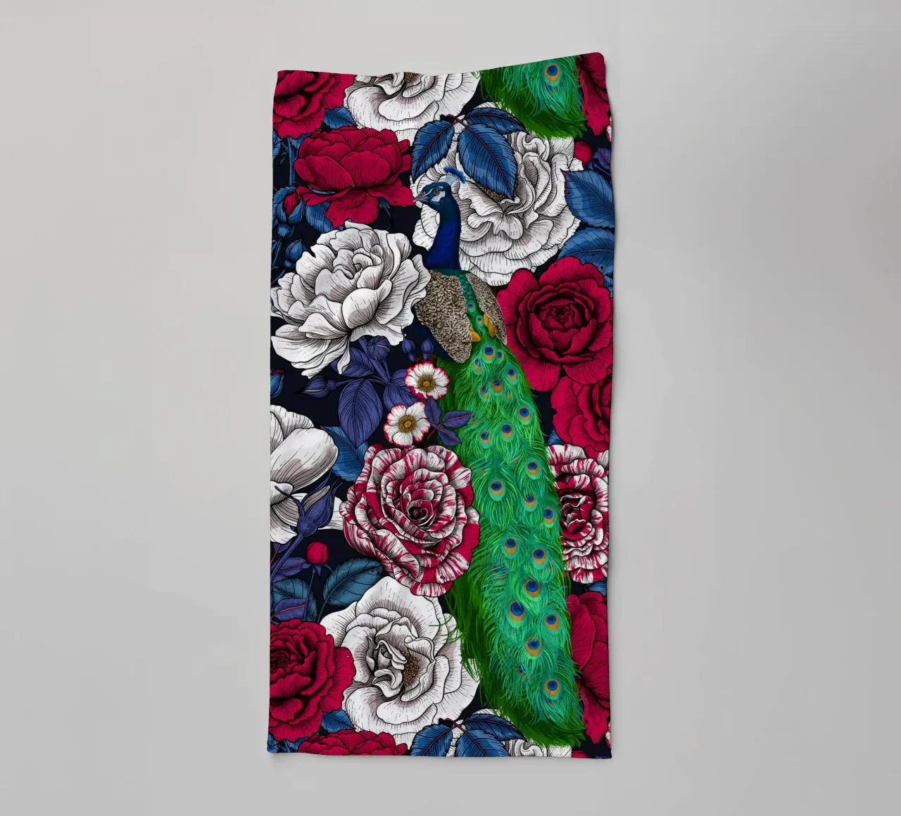 Pauwen in de rozentuin badhanddoek van Painted Nature