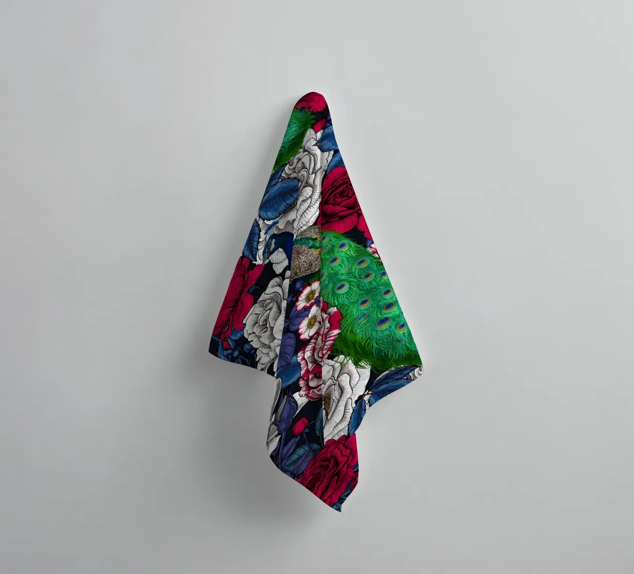 Pauwen in de rozentuin badhanddoek van Painted Nature