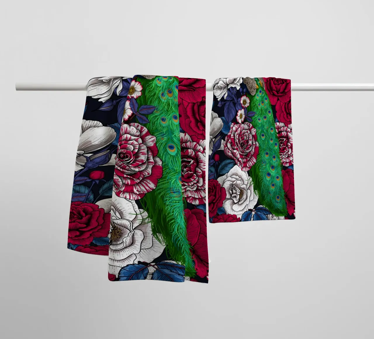 Pauwen in de rozentuin badhanddoek van Painted Nature