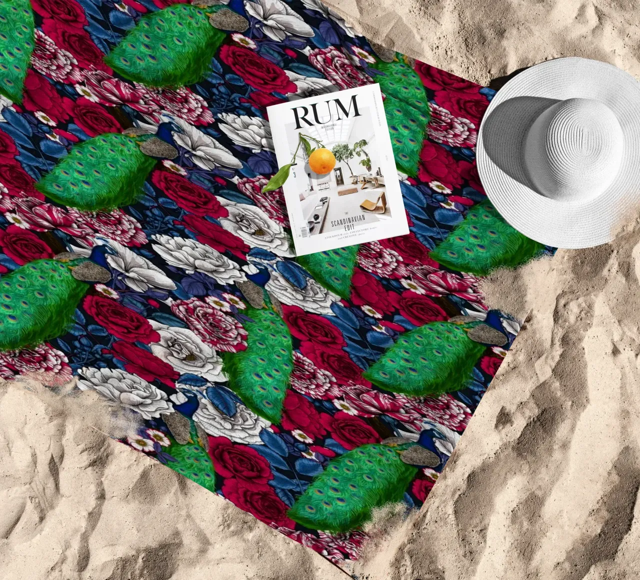 Pavoni nel roseto telo mare da Painted Nature