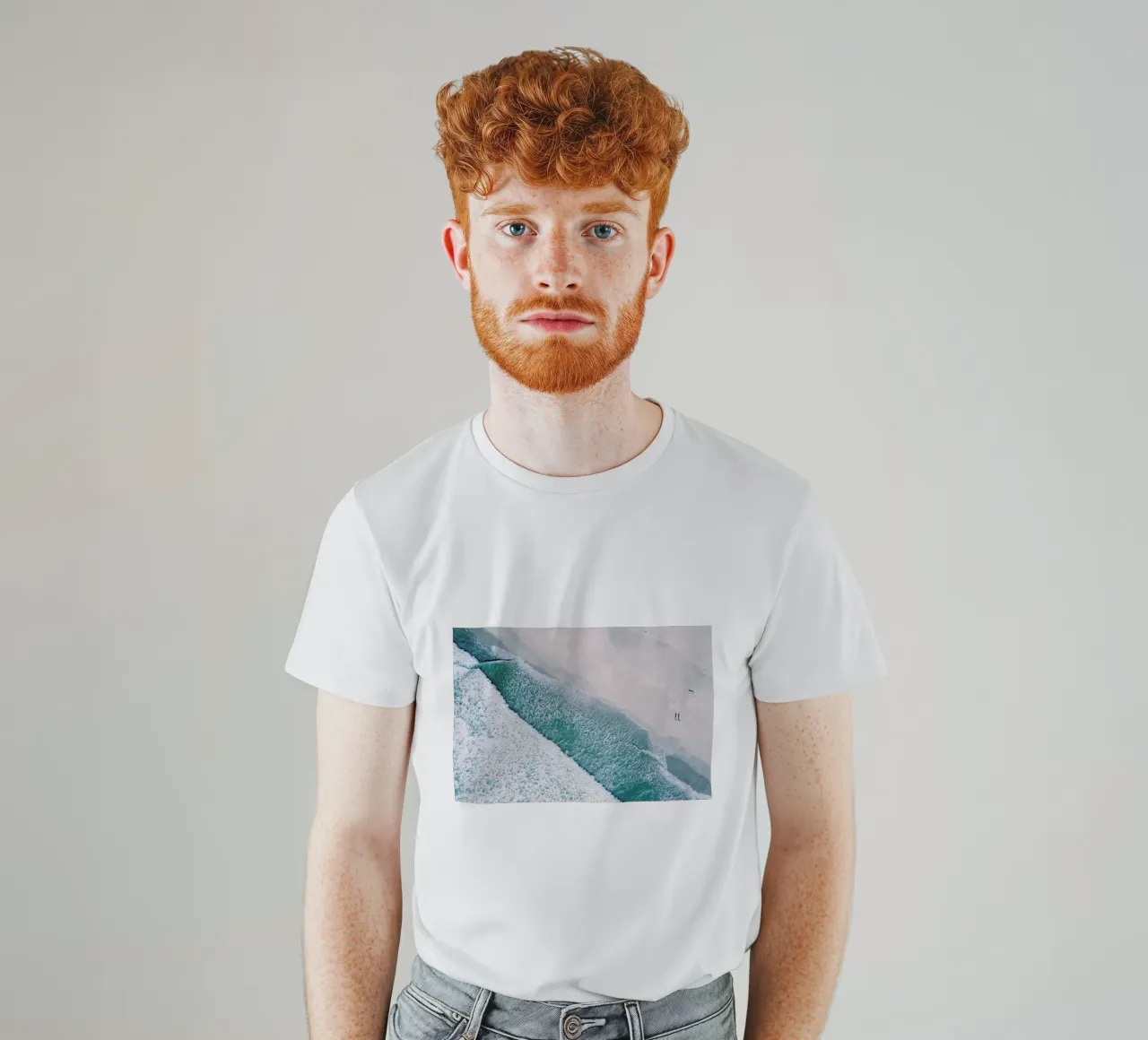 Dudes Surfing by @bavariansnaps t-shirt da EyeEm Mobile GmbH