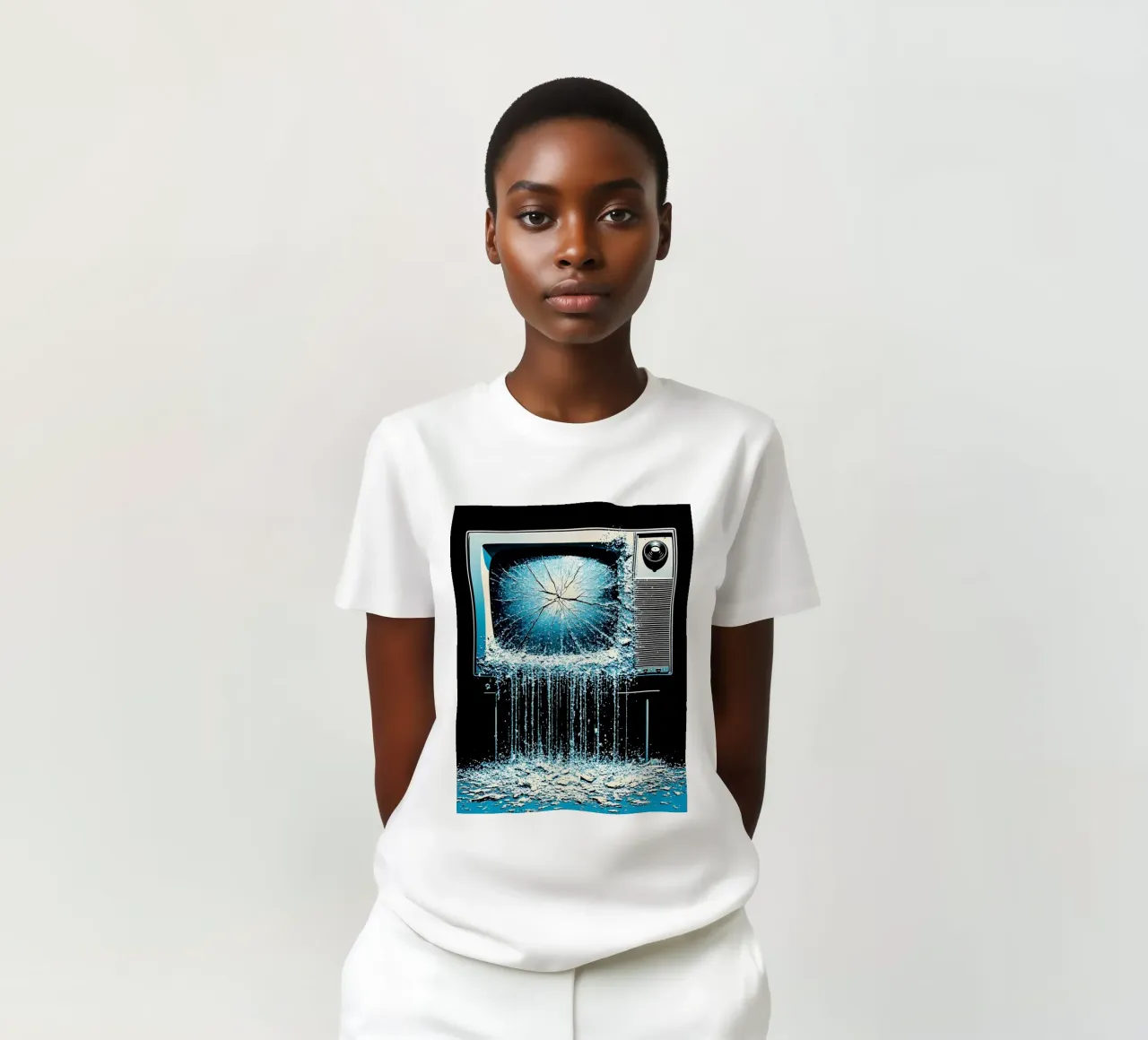 Televisione in fusione - Pop Art t-shirt da ColorCrash Gallery