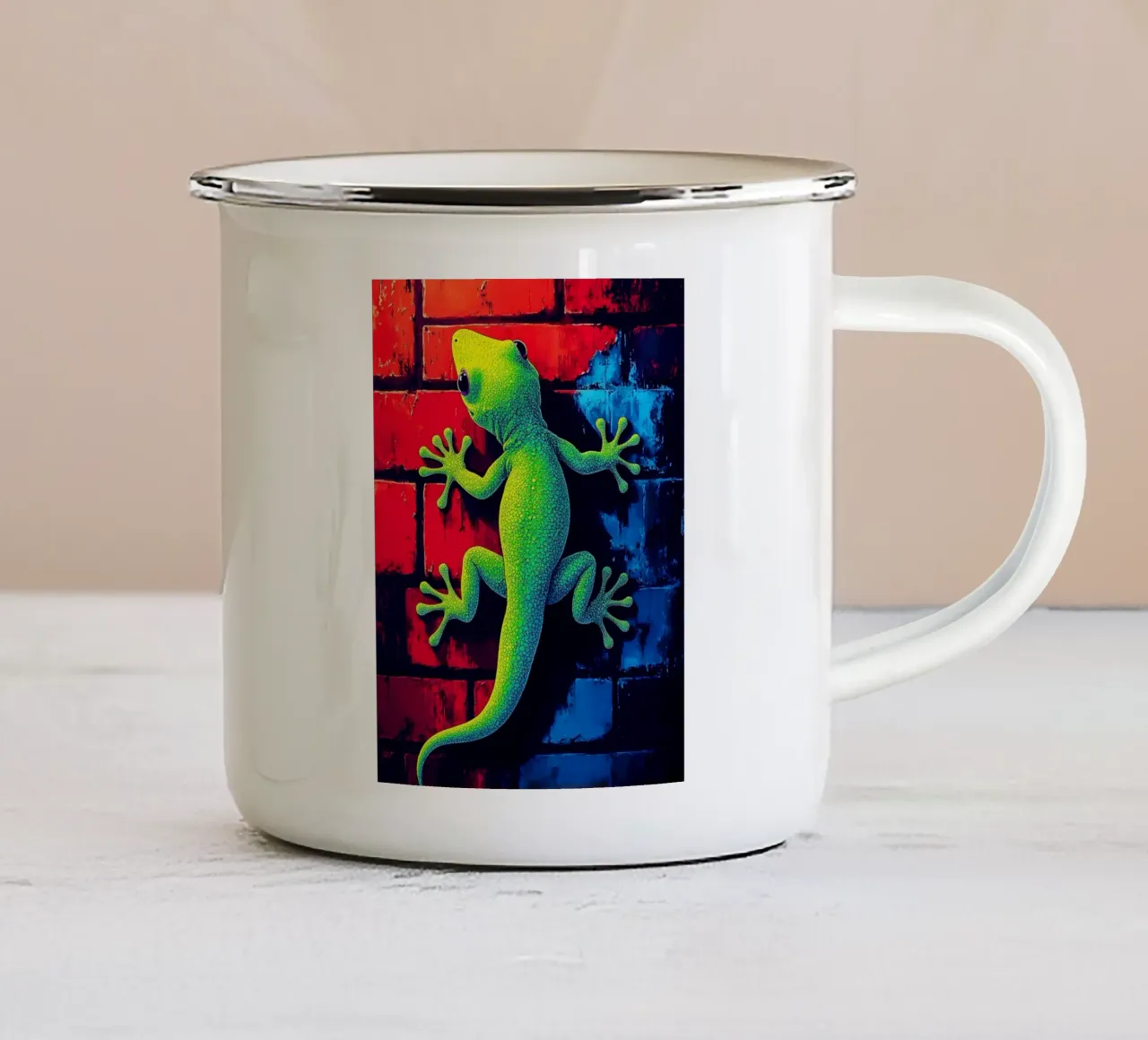 Geco sul muro - Pop Art tazza in smalto da ColorCrash Gallery