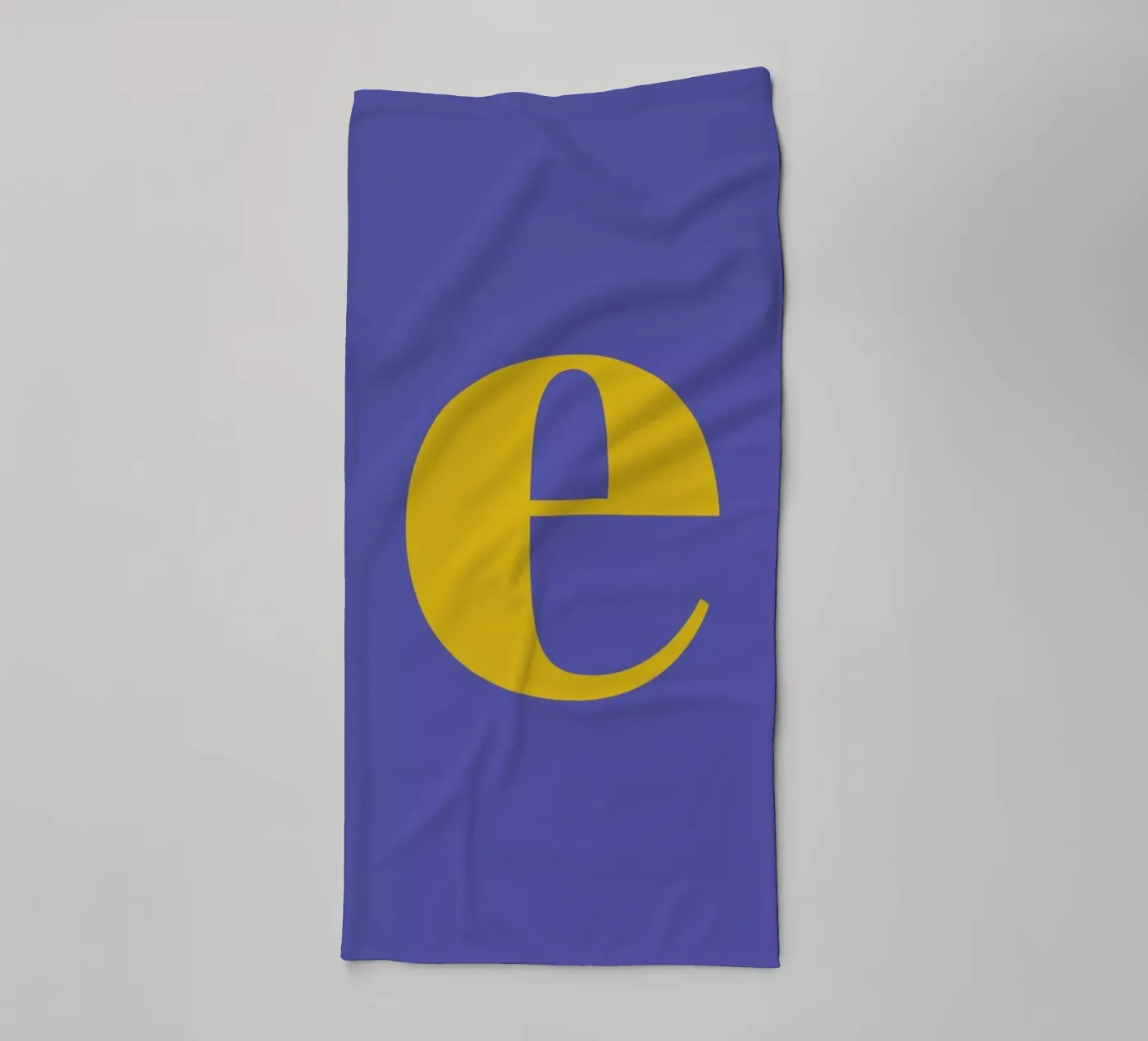 Blue Letter E badhanddoek van Studio One
