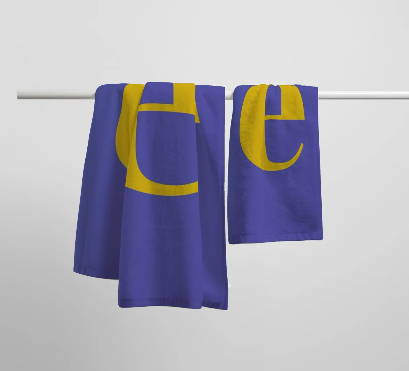 Blue Letter E badhanddoek van Studio One