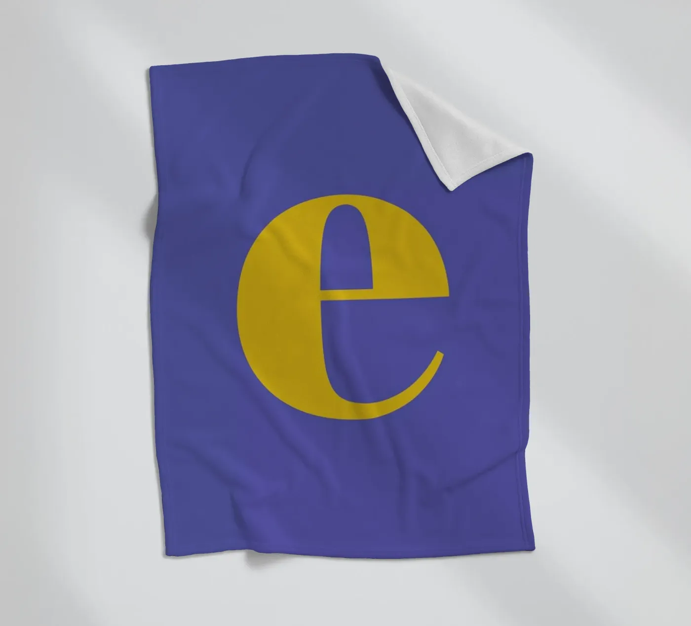 Blue Letter E Fleecedecke von Studio One