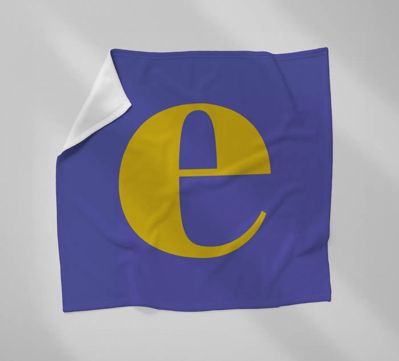Blue Letter E Fleecedecke von Studio One