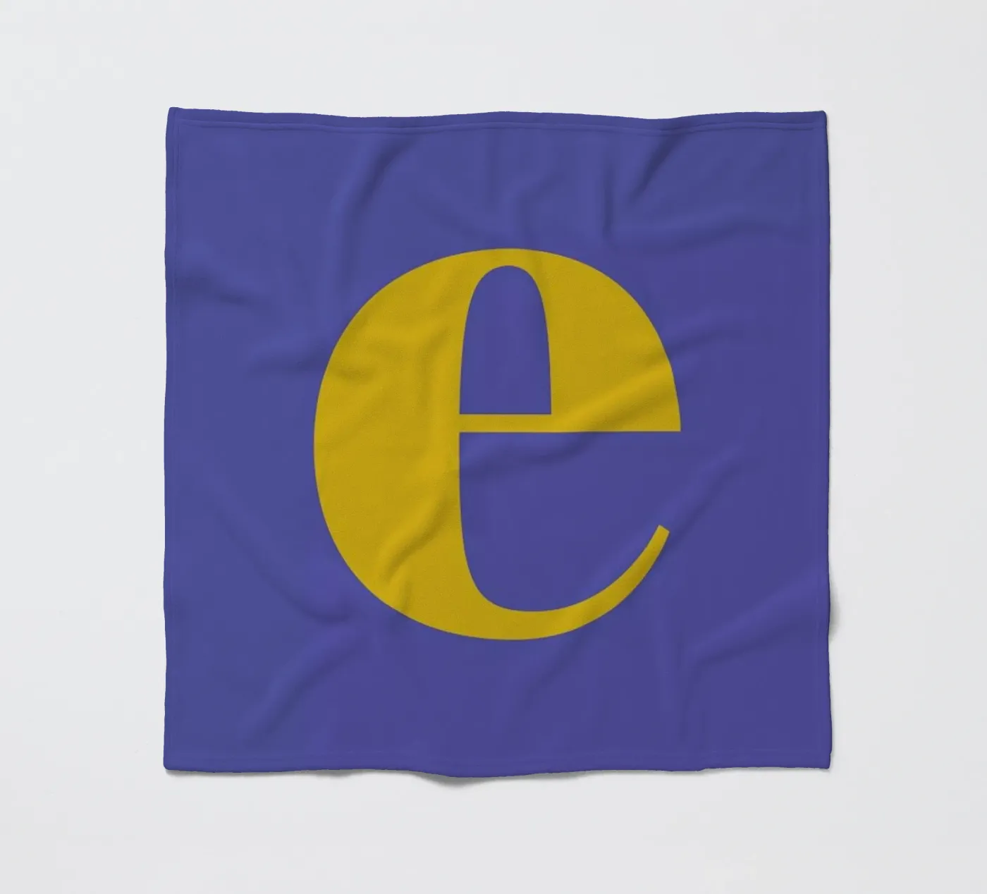 Blue Letter E Fleecedecke von Studio One