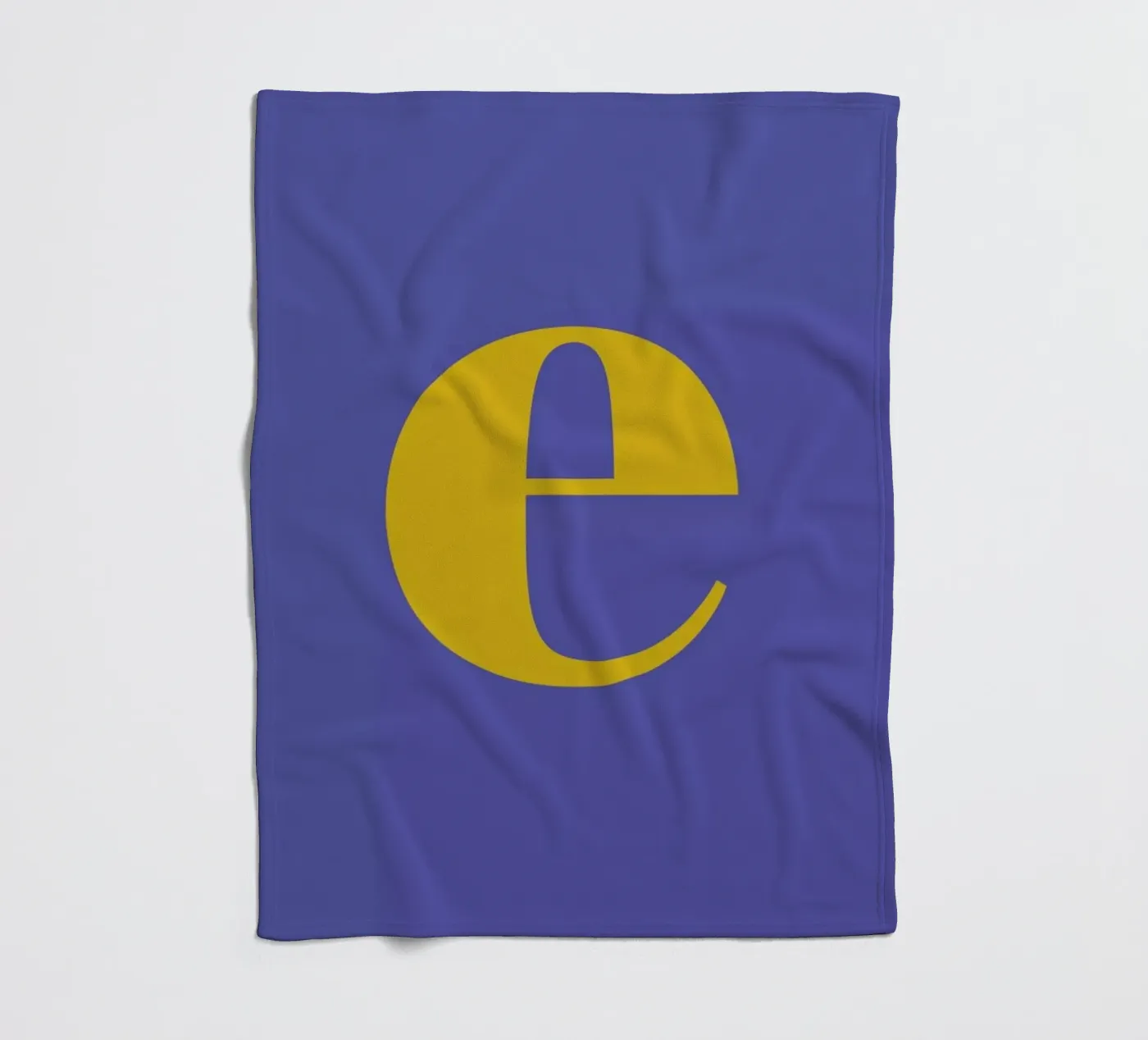 Blue Letter E Fleecedecke von Studio One