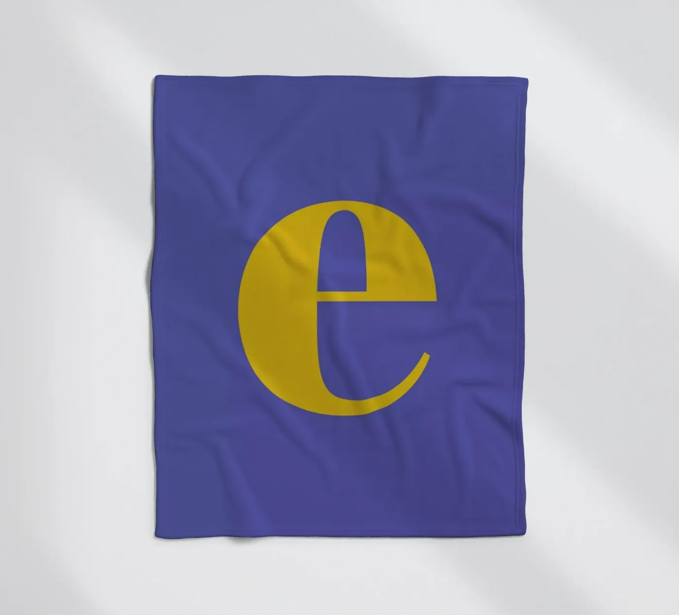 Blue Letter E Fleecedecke von Studio One