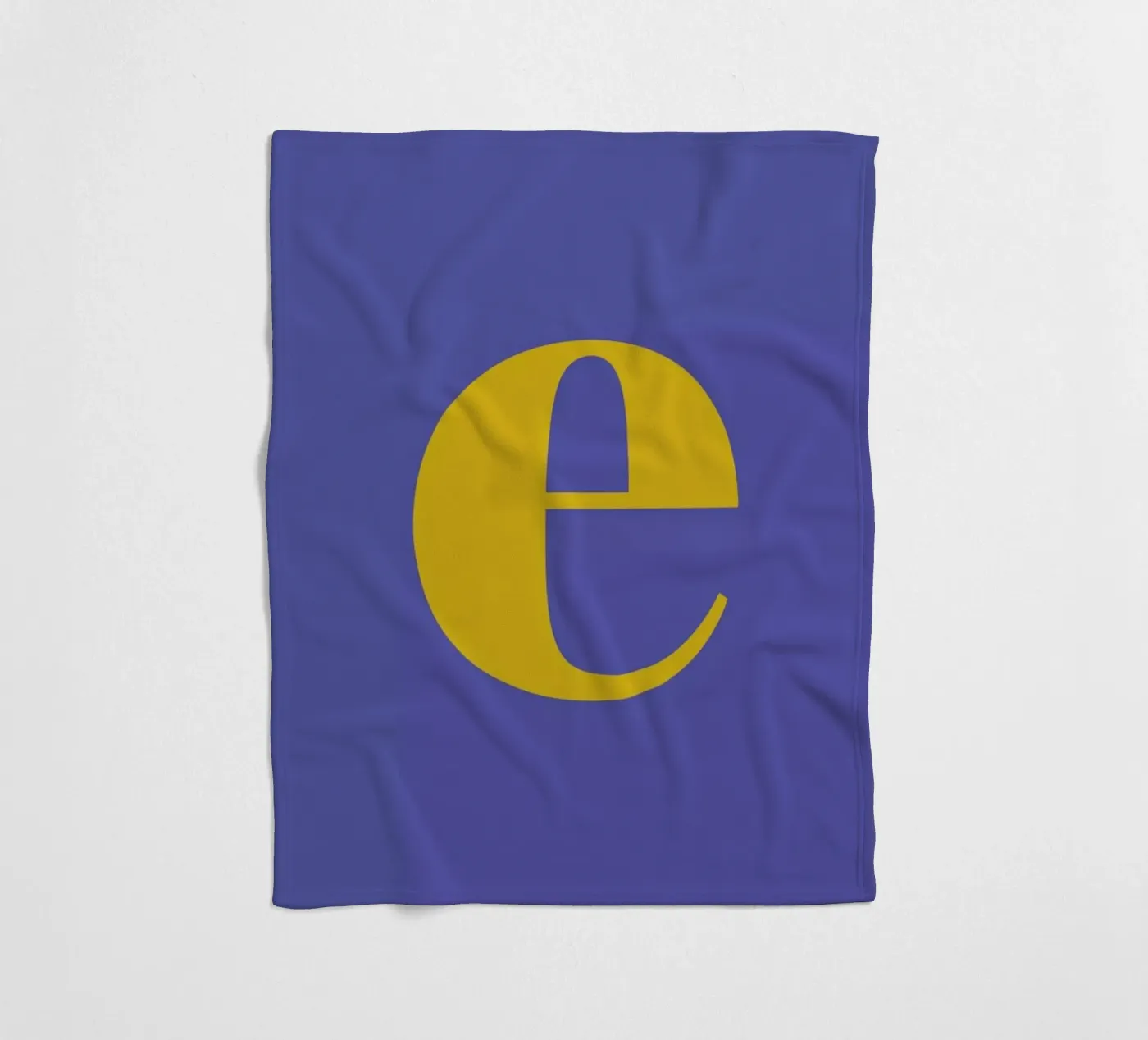 Blue Letter E Fleecedecke von Studio One