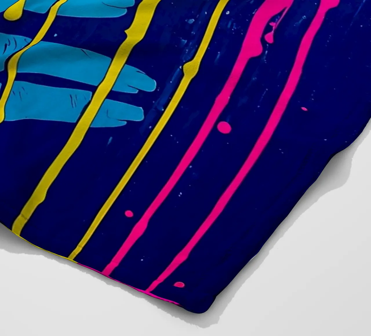 Donna dai colori sgocciolanti - Pop Art coperta in pile da ColorCrash Gallery